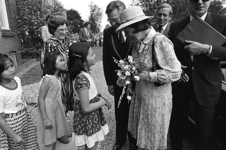 Bezoek Koningin Beatrix en Claus Noord-West-Overijssel, Beatrix krijgt bloemen aangeboden door kinderen, Bestanddeelnr 931-4937