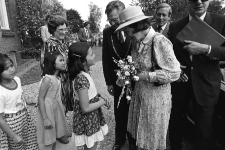 Bezoek Koningin Beatrix en Claus Noord-West-Overijssel, Beatrix krijgt bloemen aangeboden door kinderen, Bestanddeelnr 931-4937