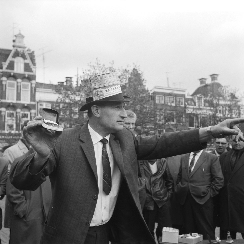 Bevrijdingsmarkt op het Amstelveld, de beste standwerker de heer J. Schon met in, Bestanddeelnr 917-7483