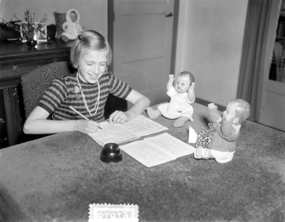 Bezoek bij Zwolse vierling Kiffers, Elly met poppen bij huiswerk, Bestanddeelnr 906-1819