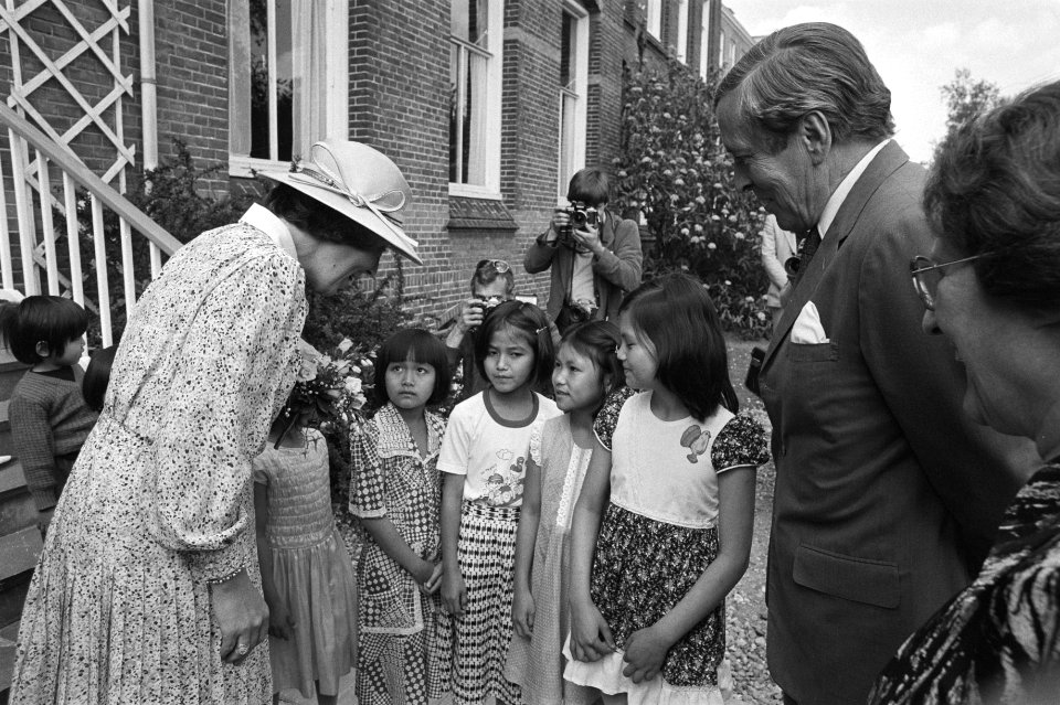 Bezoek Koningin Beatrix en Claus Noord-West-Overijssel, Beatrix krijgt bloemen a, Bestanddeelnr 931-4938