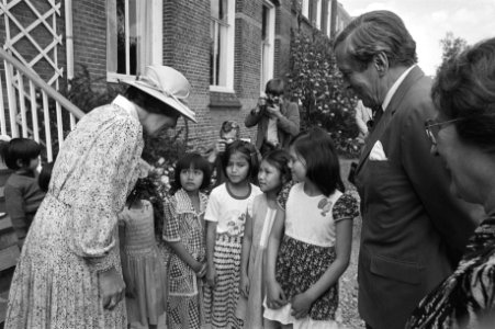 Bezoek Koningin Beatrix en Claus Noord-West-Overijssel, Beatrix krijgt bloemen a, Bestanddeelnr 931-4938