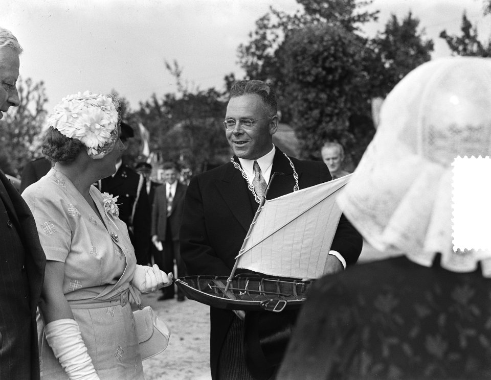 Bezoek H. M. de Koningin aan de kop van Overijssel. Aanbieden miniatuur-punter d, Bestanddeelnr 905-8130