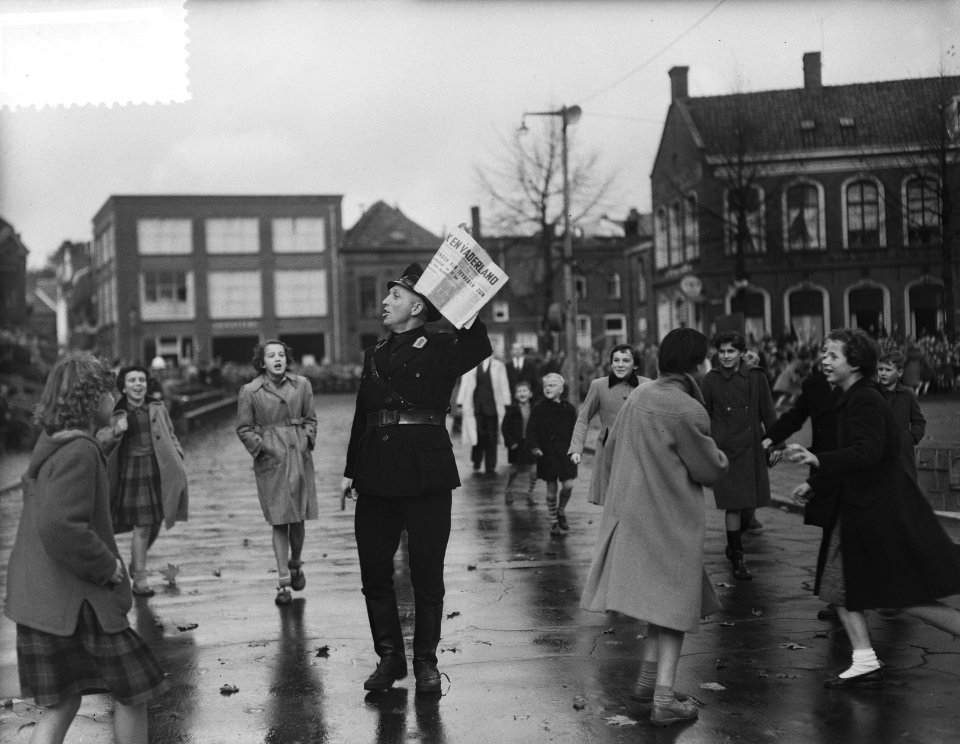 Bevrijdingsfeest (10 jaar) Tilburg, kranslegging door de Britse ambassadeur in N, Bestanddeelnr 906-8096