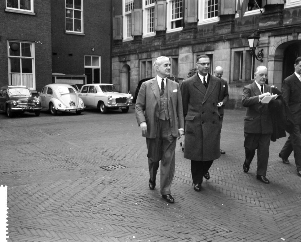 Bezoek Britse Ambassadeur Sir en Lady Noble aan Amsterdam. Op het binnenplein va, Bestanddeelnr 912-1770