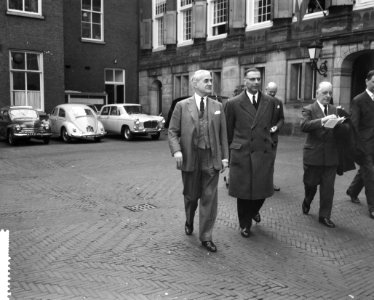 Bezoek Britse Ambassadeur Sir en Lady Noble aan Amsterdam. Op het binnenplein va, Bestanddeelnr 912-1770