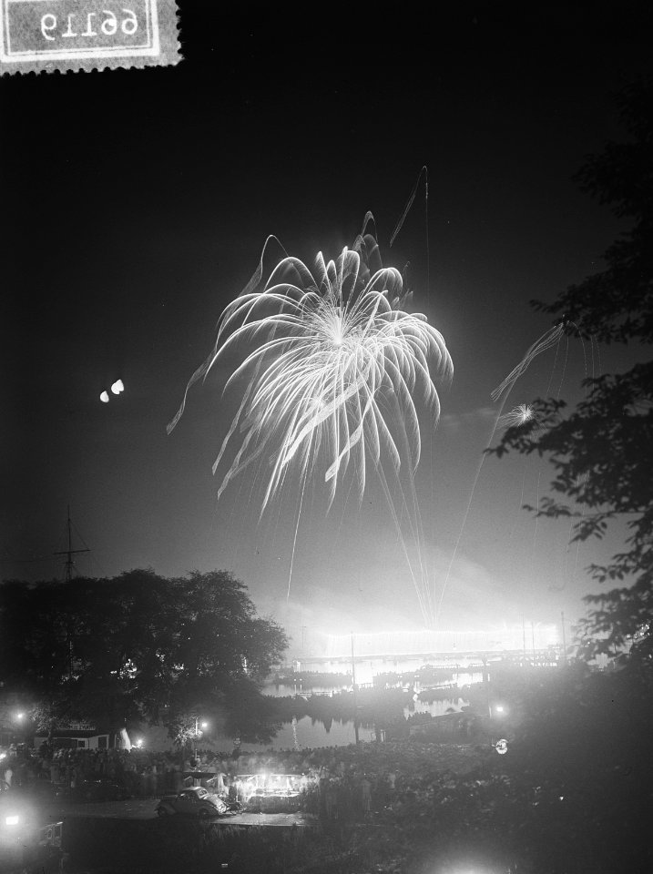 Bezoek Franse president en mevrouw Coty aan Amsterdam, vuurwerk boven Oosterdok, Bestanddeelnr 906-6119