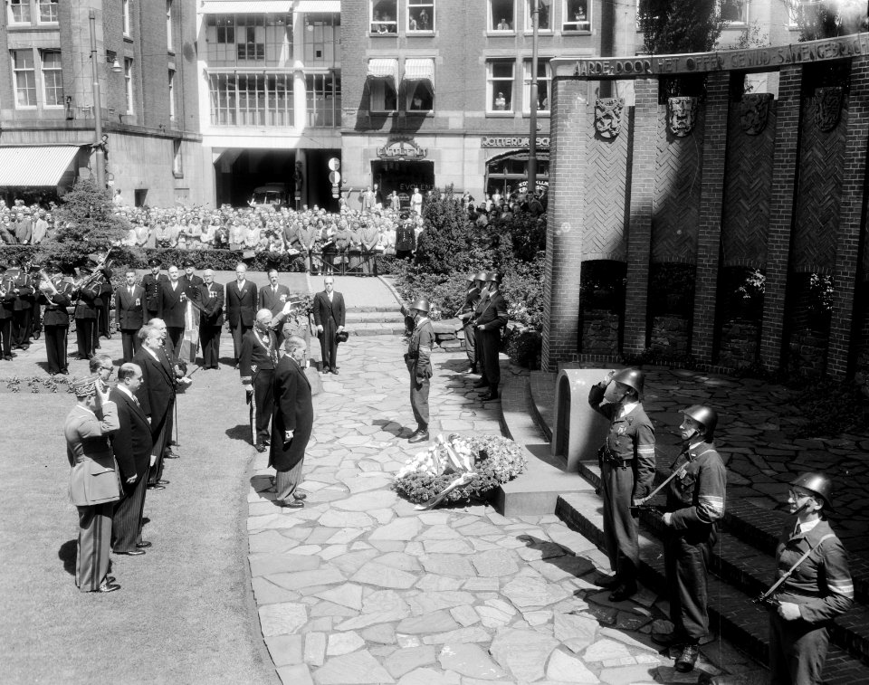 Bezoek Franse president René Coty en diens echtgenote aan Amsterdam, kransleggin, Bestanddeelnr 906-6074
