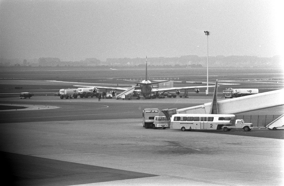 Bewaking bij El Al vliegtuig op Schiphol overzicht Schiphol, terwijl passagiers, Bestanddeelnr 922-7719