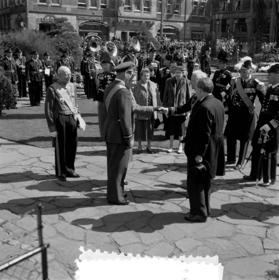 Bezoek Deense Koninklijke familie aan Amsterdam, kranslegging Dam, Bestanddeelnr 906-4208