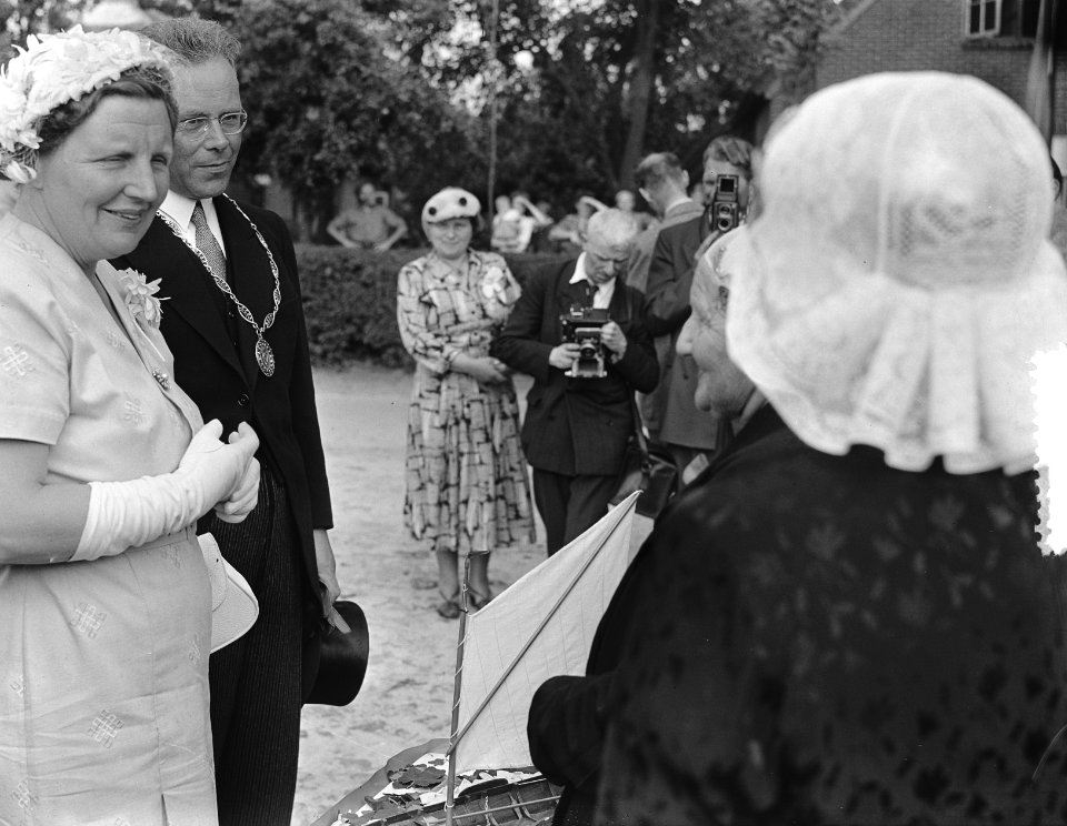 Bezoek H. M. de Koningin aan de kop van Overijssel. H. M. in gesprek met Giethoo, Bestanddeelnr 905-8132