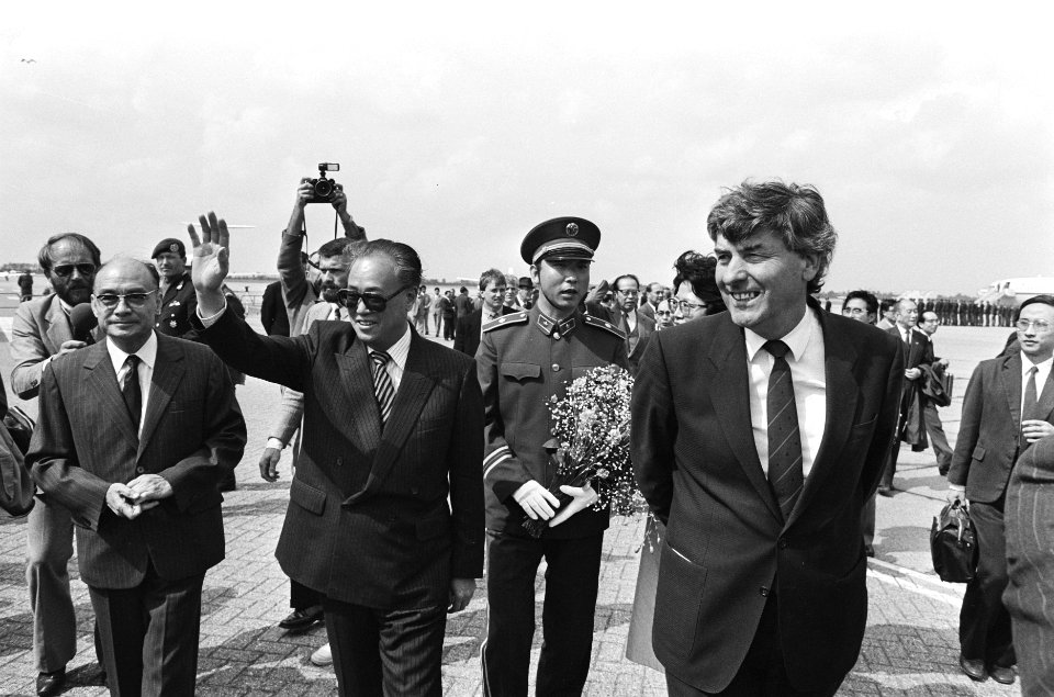 Bezoek Chinese premier Zhao Ziyang na aankomst op Zestienhoven met premier Lubbe, Bestanddeelnr 933-3541