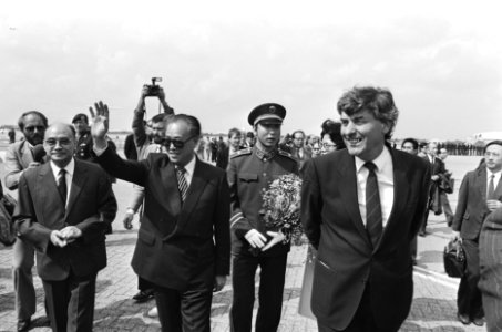 Bezoek Chinese premier Zhao Ziyang na aankomst op Zestienhoven met premier Lubbe, Bestanddeelnr 933-3541