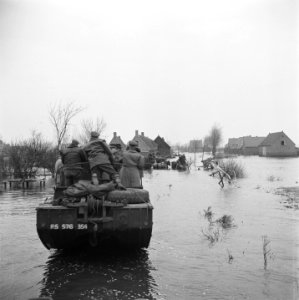 Bezoek gaat per DUKW (amfibievoertuig), Bestanddeelnr 900-2326