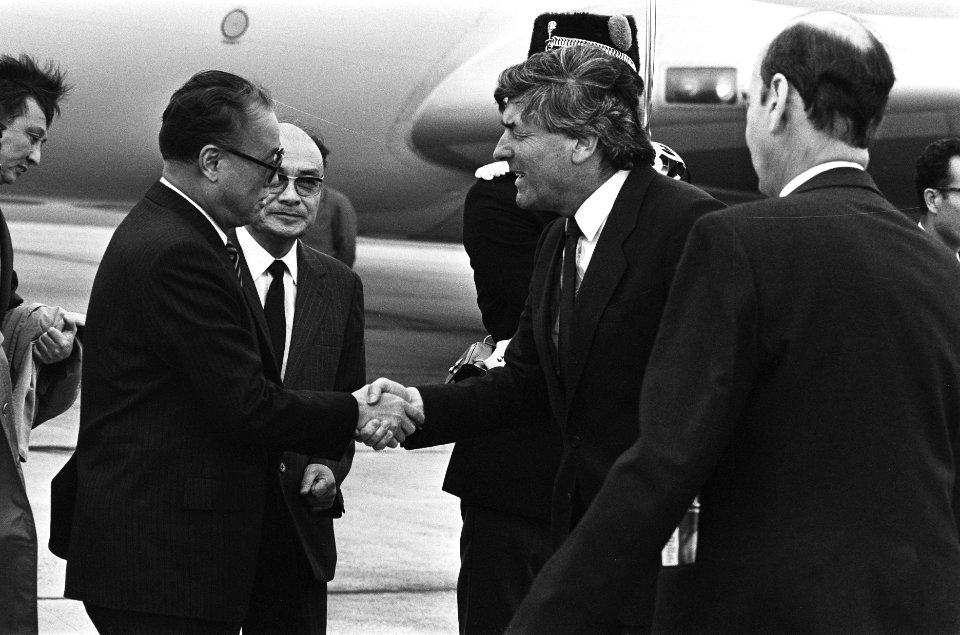 Bezoek Chinese premier Zhao Ziyang na aankomst op Zestienhoven inspectie erewac, Bestanddeelnr 933-3544