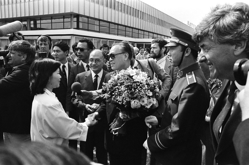Bezoek Chinese premier Zhao Ziyang na aankomst op Zestienhoven nr. 34 bloemen v, Bestanddeelnr 933-3542