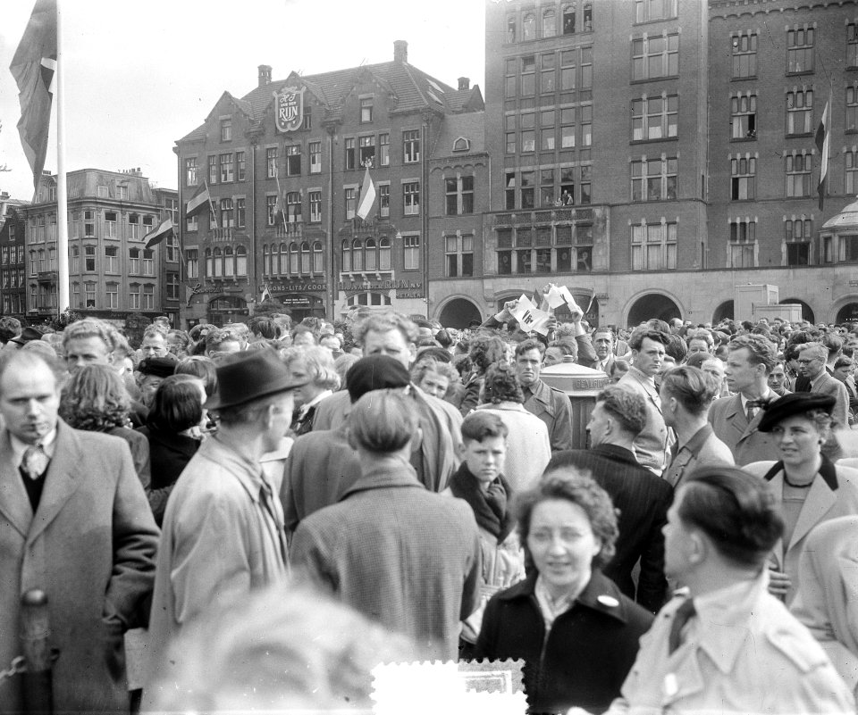 Bevrijdingsrelletjes op de Dam. Communisten plaatsen bij het Nationale Herdenki…, Bestanddeelnr 905-7060