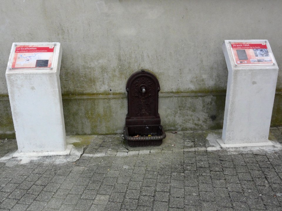 Beurey-sur-Saulx (Meuse) fontaine et plaques comm guerre