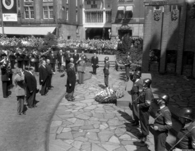 Bezoek Franse president René Coty en diens echtgenote aan Amsterdam, kransleggin, Bestanddeelnr 906-6075