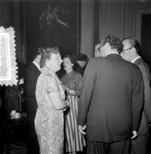 Bezoek Koningin aan Stadsschouwburg te Amsterdam. Koningin in gesprek met George, Bestanddeelnr 905-7735