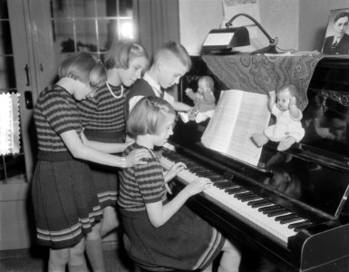 Bezoek bij Zwolse vierling Kiffers, Elly speelt aan piano, naast haar Rini, Dor…, Bestanddeelnr 906-1813