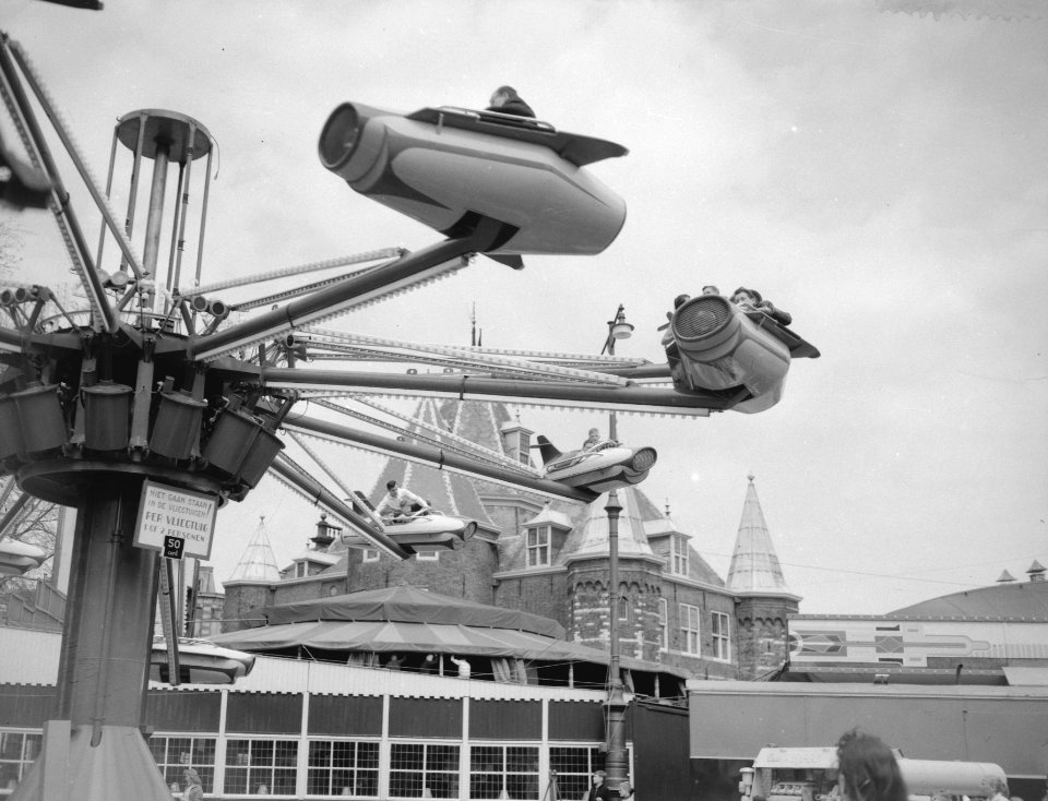 Bevrijdingsfeest in Amsterdam, kermis op de Nieuwmarkt aangetast, Bestanddeelnr 909-5396