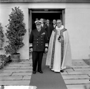 Bezoek Koning Olav van Noorwegen, Koning Olav bij het verlaten kapel op Rozenbur, Bestanddeelnr 916-8688