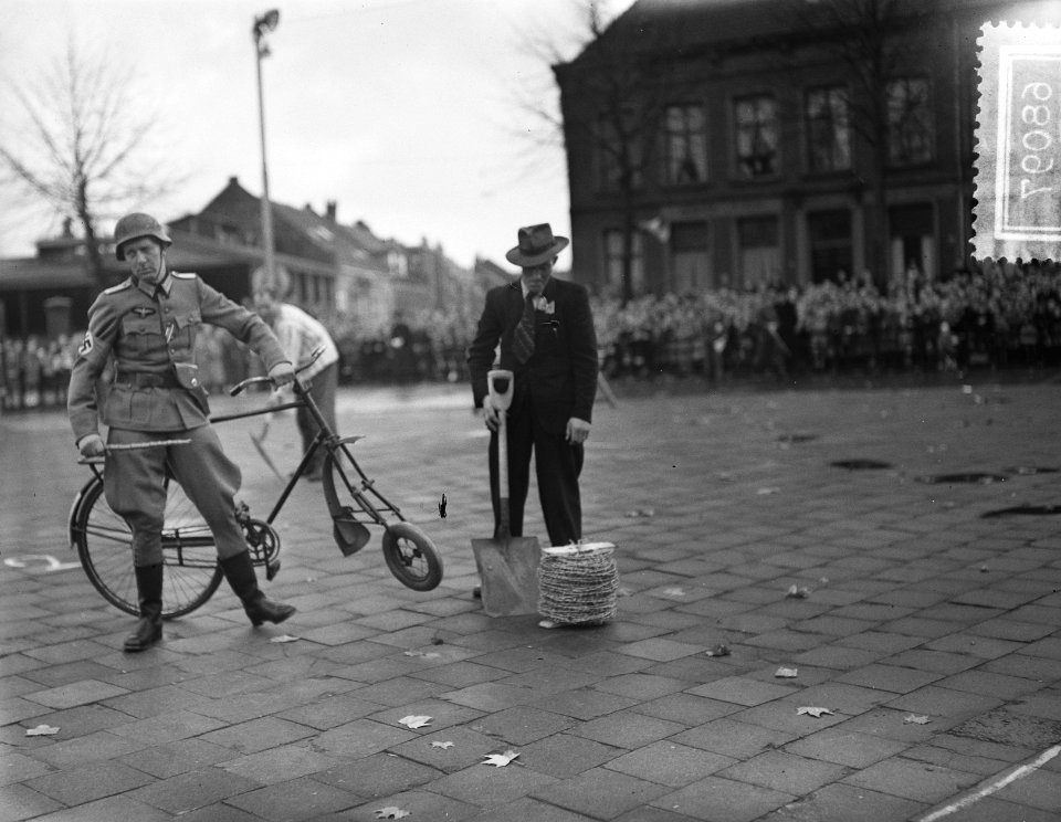 Bevrijdingsfeest (10 jaar) Tilburg, kranslegging door de Britse ambassadeur in N, Bestanddeelnr 906-8097