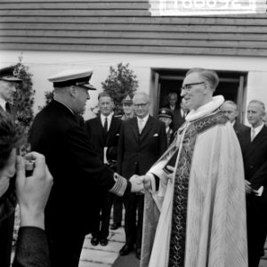 Bezoek Koning Olav van Noorwegen, Koning Olav bij het verlaten kapel op Rozenbur, Bestanddeelnr 916-8692
