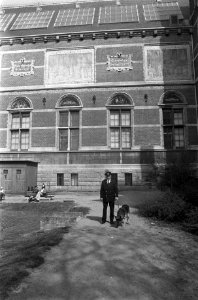 Bewaker met hond van Rijksmuseum in Amsterdam (opdracht RAI) bewaker in museumtu, Bestanddeelnr 927-1091