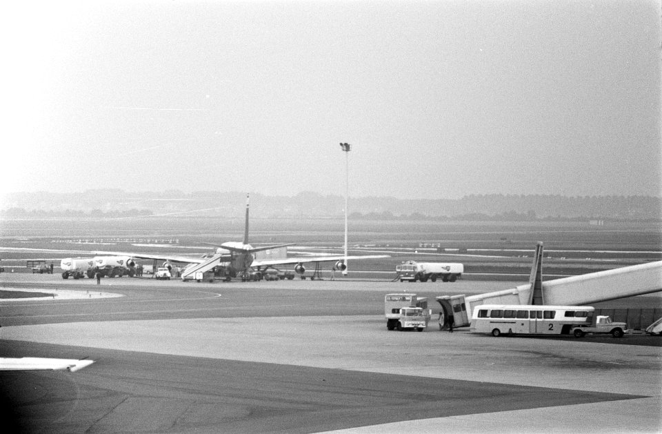 Bewaking bij El Al vliegtuig op Schiphol overzicht Schiphol, terwijl passagiers, Bestanddeelnr 922-7718