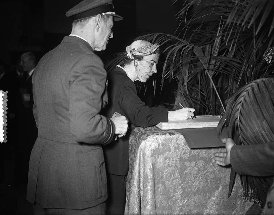 Bezoek Deense Koninklijke familie , derde dag, bezoek veiling Alkmaar, Bestanddeelnr 906-4282