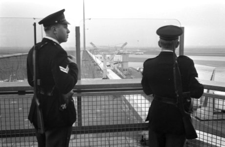 Bewaking bij El Al vliegtuig op Schiphol 2 met karabijnen gewapende Rijkspoliti, Bestanddeelnr 922-7715 photo