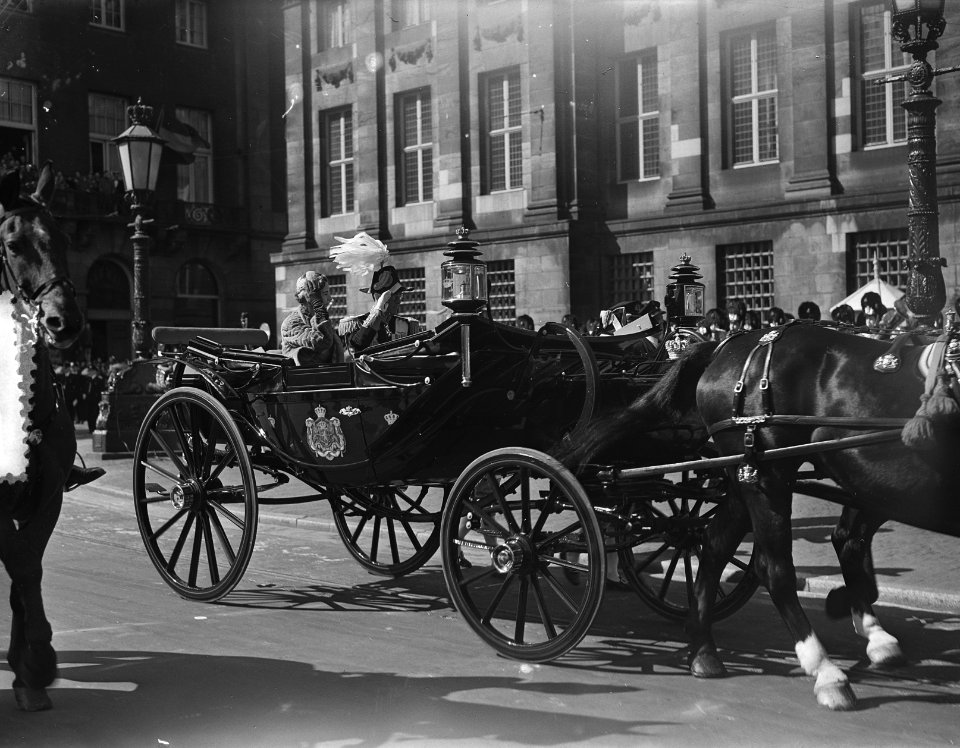 Bezoek Deense Koninklijke familie aan Amsterdam, aankomst koetsen op Dam, Bestanddeelnr 906-4212