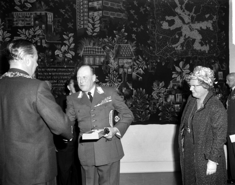 Bezoek Koning Olav aan Eindhoven, Koning Olav groet burgemeester ir Witte, Bestanddeelnr 916-8625