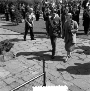 Bezoek Deense Koninklijke familie aan Amsterdam, kranslegging Dam, Bestanddeelnr 906-4207