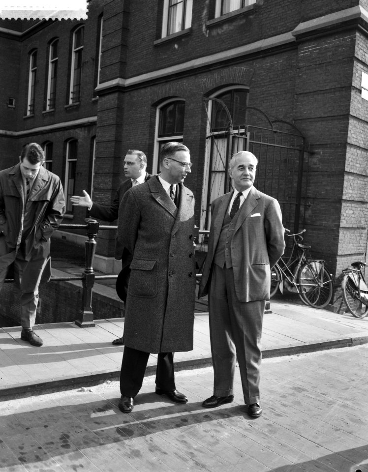 Bezoek Britse Ambassadeur Sir en Lady Noble aan Amsterdam Wandeling door de sta, Bestanddeelnr 912-1772