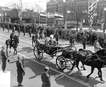 Bezoek Deense Koninklijke familie aan Amsterdam, passeren Damrak, Bestanddeelnr 906-4210