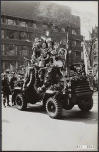 Bevrijdingsdag te Amsterdam. Hoogtepunt op de Dam was de intocht der Canadezen, Bestanddeelnr 043-0524