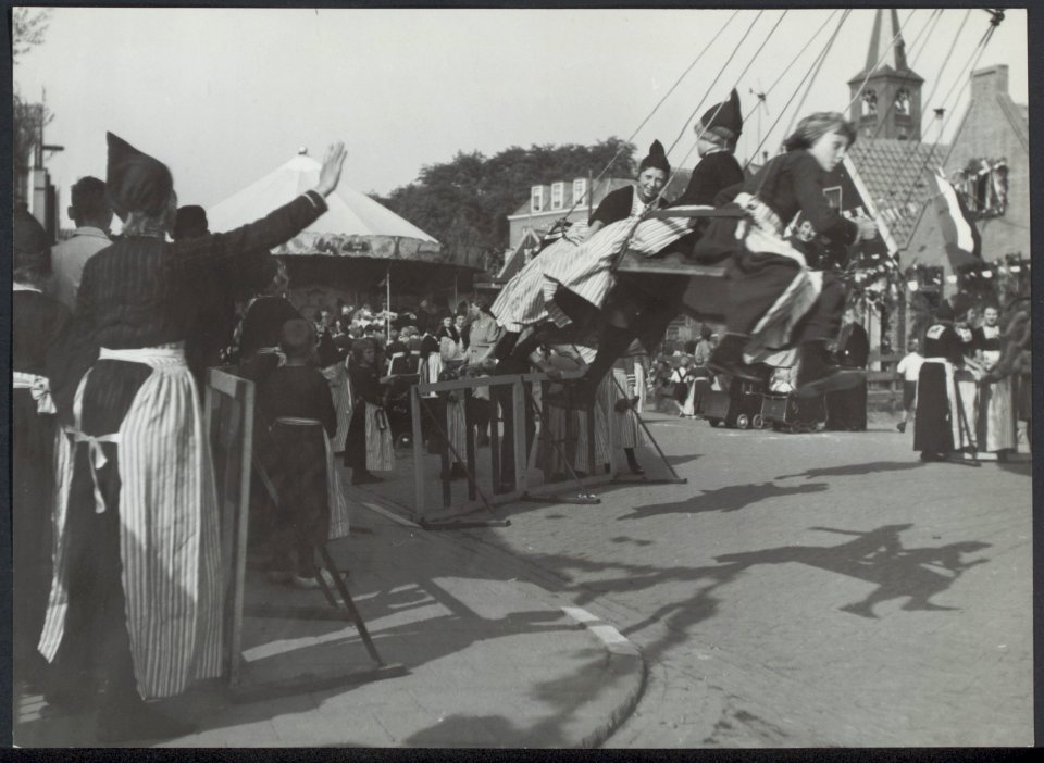 Bevrijdingsfeesten. Volendam viert feest. Als middelpunt van alle feestbetoon st…, Bestanddeelnr 120-0907