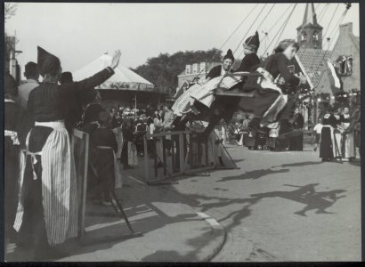Bevrijdingsfeesten. Volendam viert feest. Als middelpunt van alle feestbetoon st…, Bestanddeelnr 120-0907