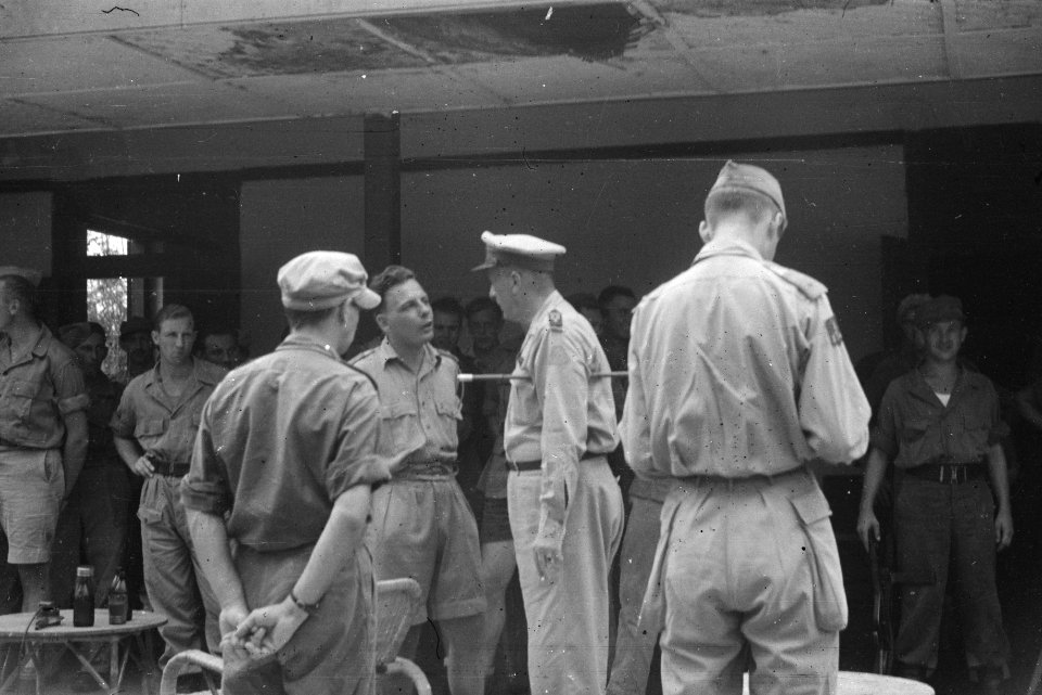 Bezoek commandant Kolonel J.A.W. Uylenberg hij spreekt met een luitenant e d, Bestanddeelnr 1657A-4-1