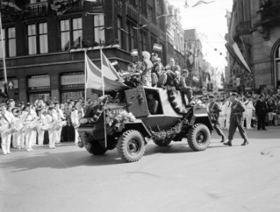 Bevrijdingsdag (10 jaar) tanks met kinderen, Bestanddeelnr 907-1175