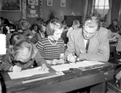 Bezoek bij Zwolse vierling Kiffers, moeilijke som Dorothe met meester, Bestanddeelnr 906-1822