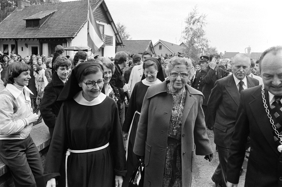 Bezoek Hare Majesteit aan Noord Brabant Juliana vergezeld van 2 nonnen tijdens, Bestanddeelnr 929-3783