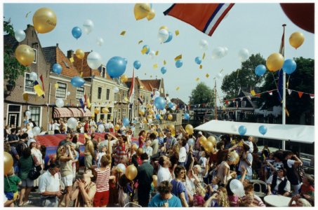 Bevrijdingsfeest op de Westkolk in Spaarndam. Foto Het oplaten van gekleurde ballonnen. NL-HlmNHA 54036094