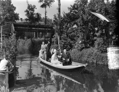 Bezoek H. M. de Koningin aan de kop van Overijssel. Rondvaart in Giethoorn met p, Bestanddeelnr 905-8127