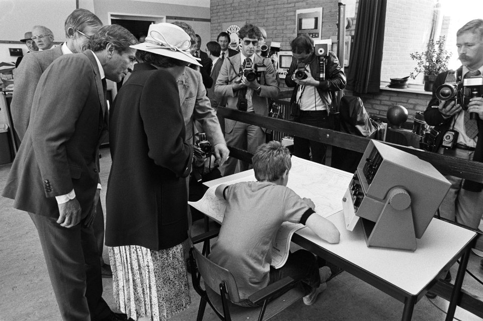 Bezoek Koningin Beatrix en prins Claus aan Noord-West-Overijssel, Beatrix bij enkele lesaktiviteiten in Visserijschool, Bestanddeelnr 931-4928