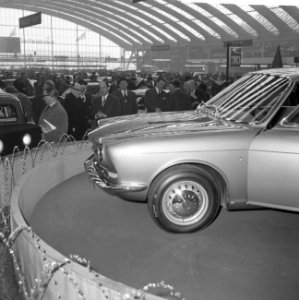 Bezoek Franse ambassadeur aan de RAI, Simca-stand, Bestanddeelnr 914-8180