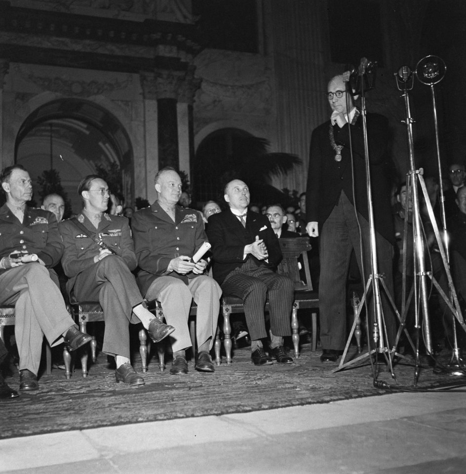 Bezoek Eisenhower aan Den Haag en Amsterda. Bijeenkomst in de Burgerzaal van het, Bestanddeelnr 900-8688